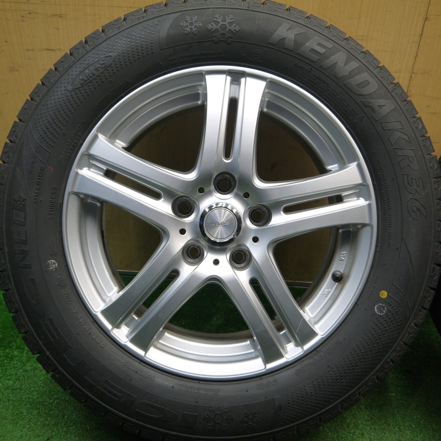 バリ溝！23年！キレイ！ほぼ10分★スタッドレス 215/60R16 ケンダ KR36 アイステック ネオ T.R.G.5 TRG5 16インチ PCD114.3/5H★5121002Hス
