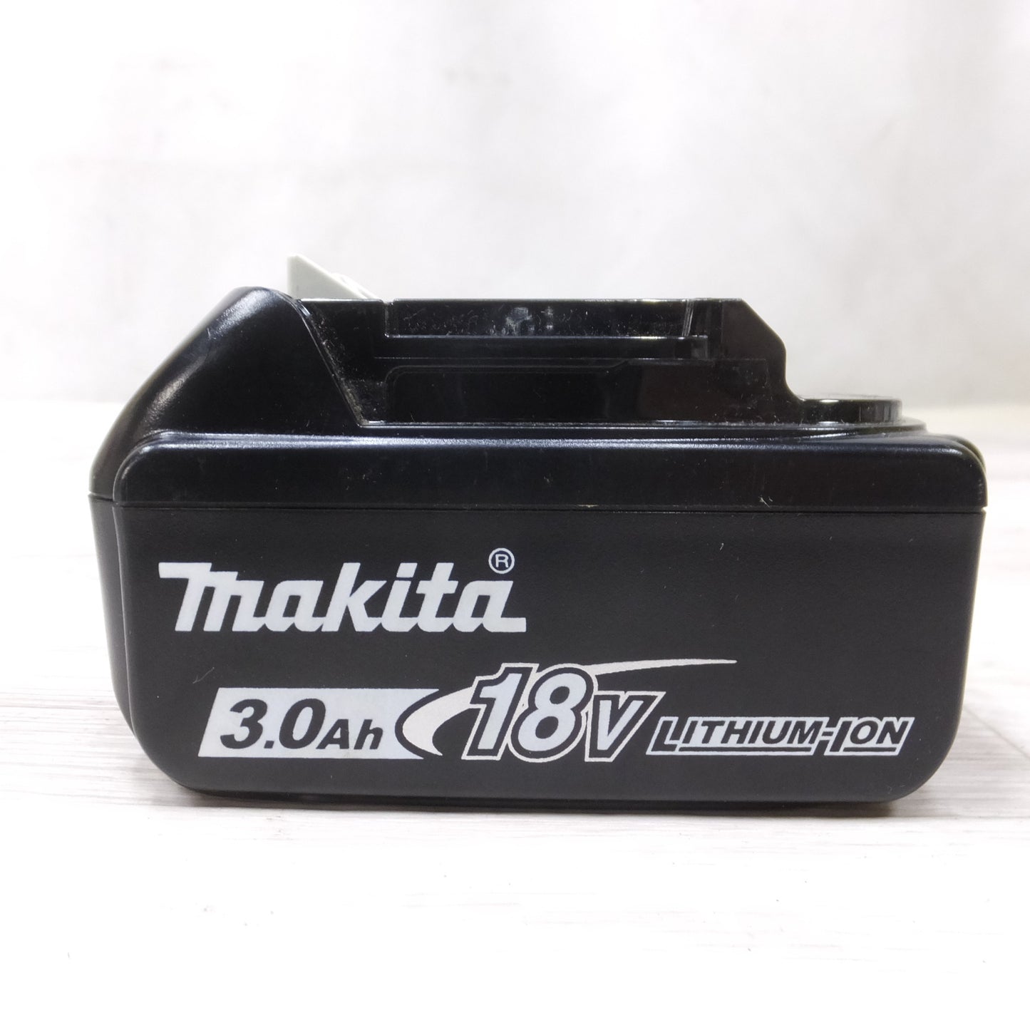 [送料無料] キレイ◆makita マキタ Li-on リチウムイオンバッテリー BL1830B DC18V 3.0Ah 54Wh 電動工具◆