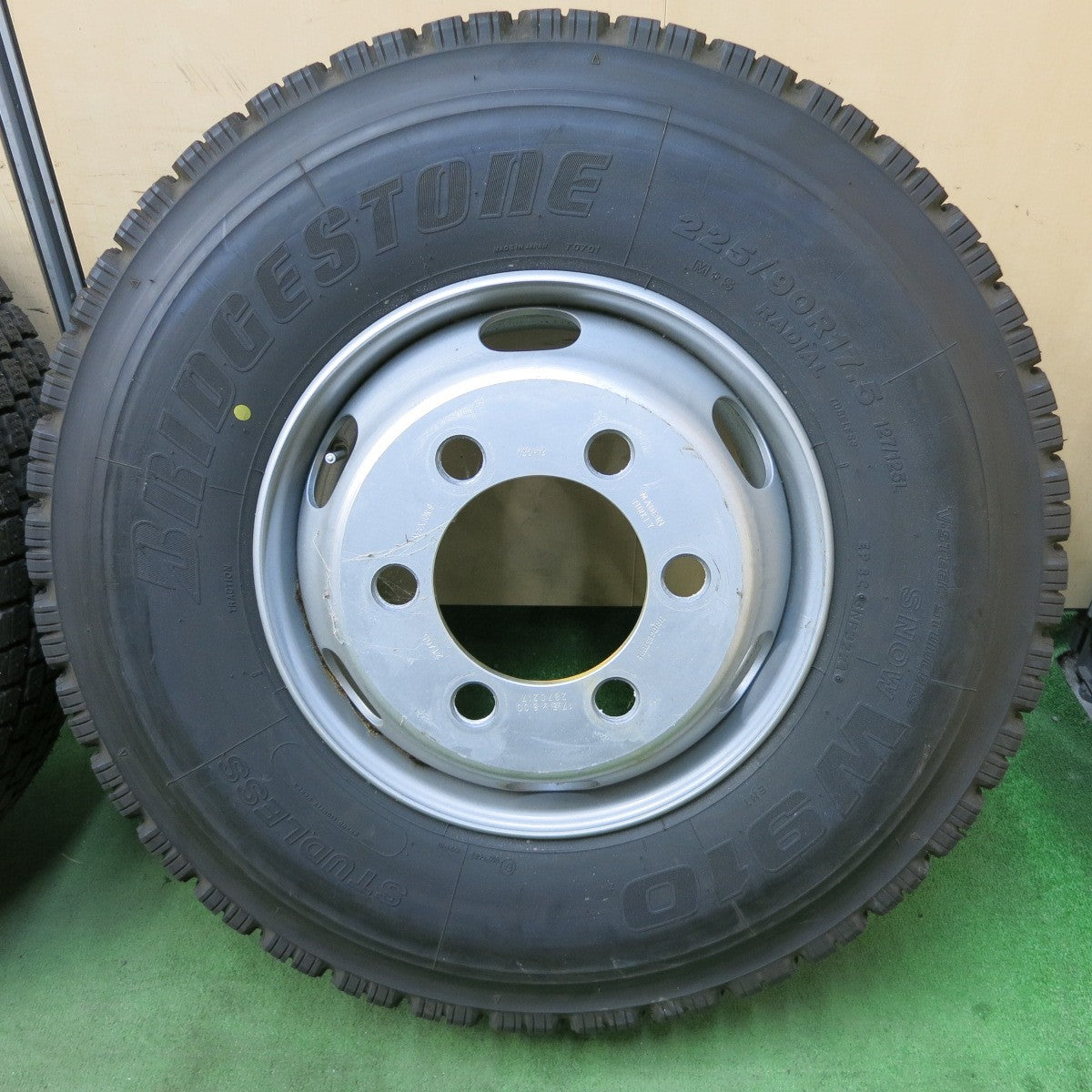 タイヤほぼ未使用！21年！キレイ！2本★トラック タイヤ 225/90R17.5 127/125L スタッドレス ブリヂストン W910 スチール ホイール MAXION9 17.5インチ PCD222.25/6H★5050902ナス