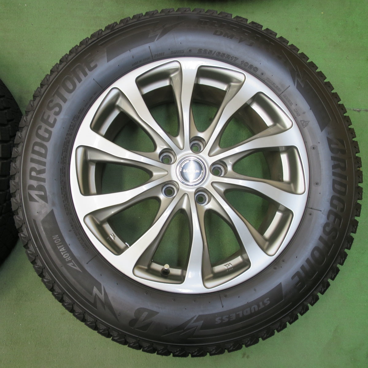 バリ溝！24年！キレイ！ほぼ10分★スタッドレス 225/65R17 ブリヂストン ブリザック DM-V3 BALMINUM バルミナ 17インチ PCD114.3/5H★5111806イス