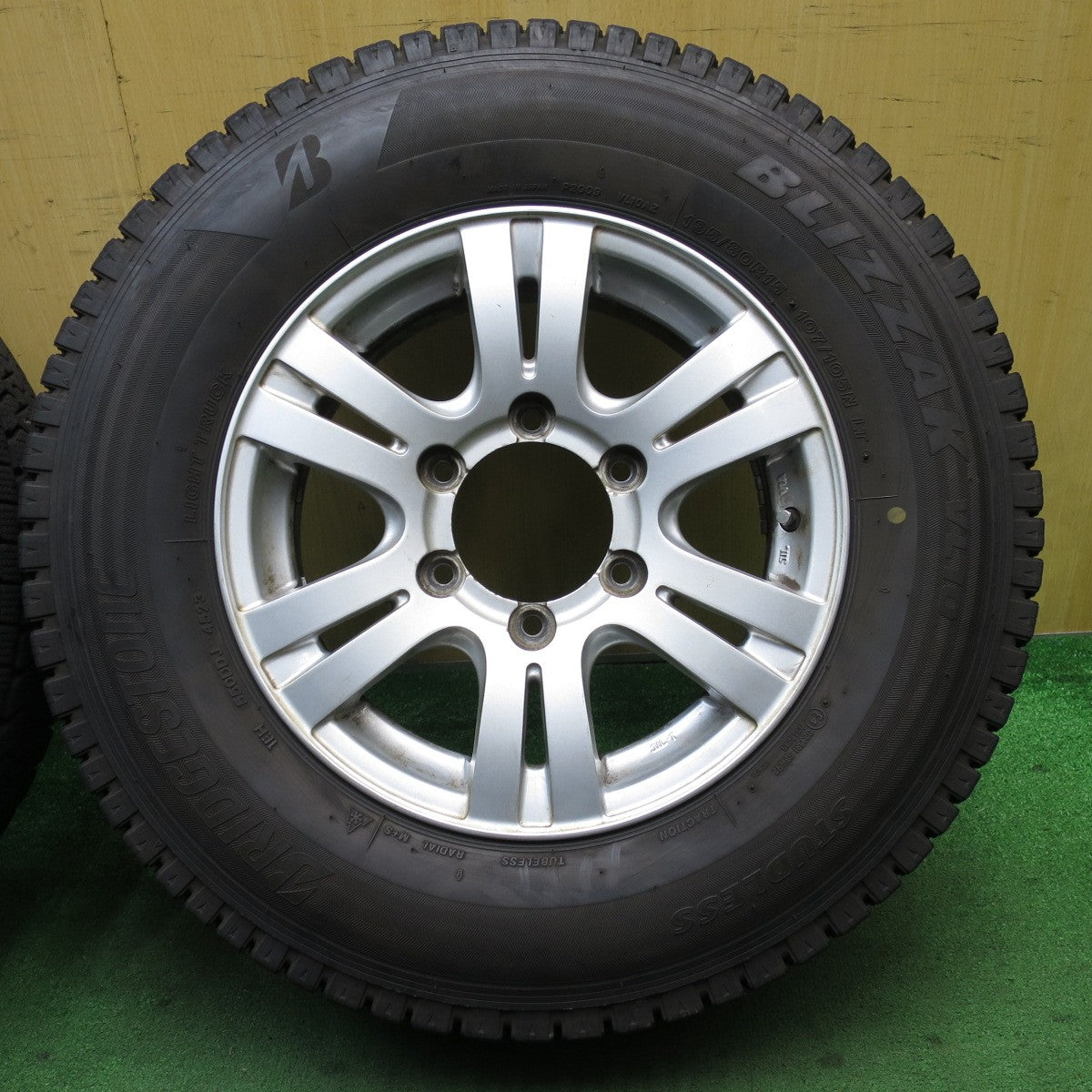 バリ溝！23年！9.5分★ハイエース 等 195/80R15 107/105N スタッドレス ブリヂストン ブリザック VL10 社外 アルミ 15インチ PCD139.7/6H★5053008NJス