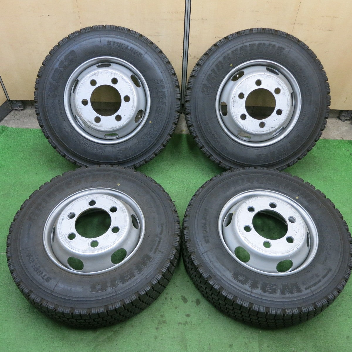 タイヤほぼ未使用！21年★トラック タイヤ 225/80R17.5 123/122L スタッドレス ブリヂストン W910 スチール ホイール 17.5インチ PCD222.25/6H★5050903ナス