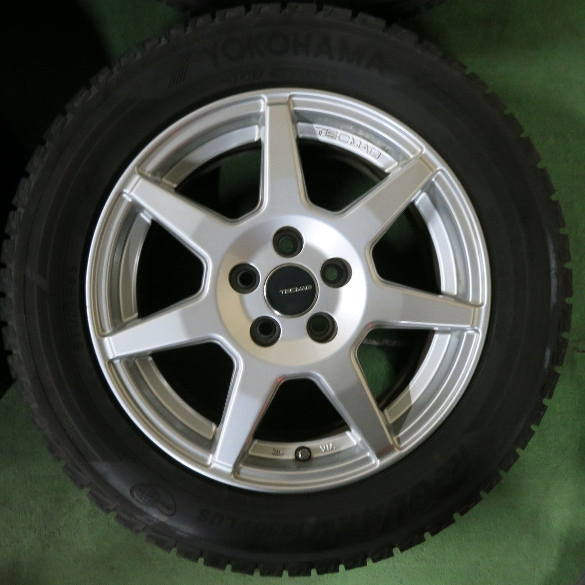 バリ溝！キレイ！9分★アウディ 8X A1 等 TECMAG TYPE 207R 205/55R15 スタッドレス ヨコハマ アイスガード iG50 プラス テクマグ 15インチ PCD100/5H★4121808SYス