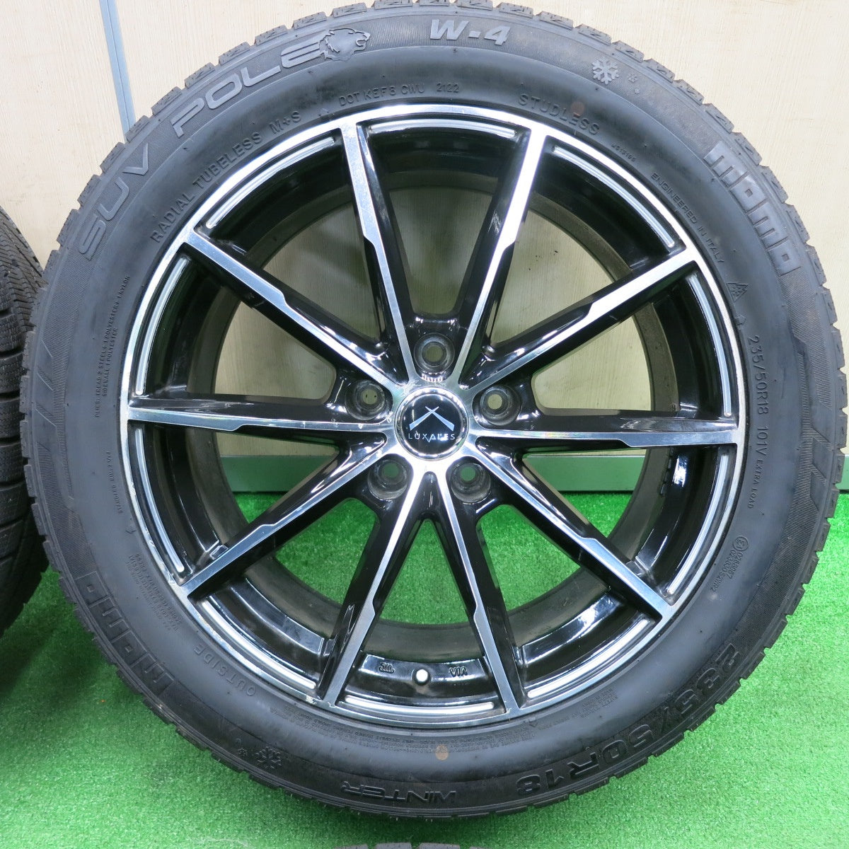 [送料無料] 超バリ溝！22年！キレイ！ほぼ10分★スタッドレス 235/50R18 モモ SUV POLE W-4 LUXALES PW-X2 ラグザレス 18インチ PCD114.3/5H★4120609TNス