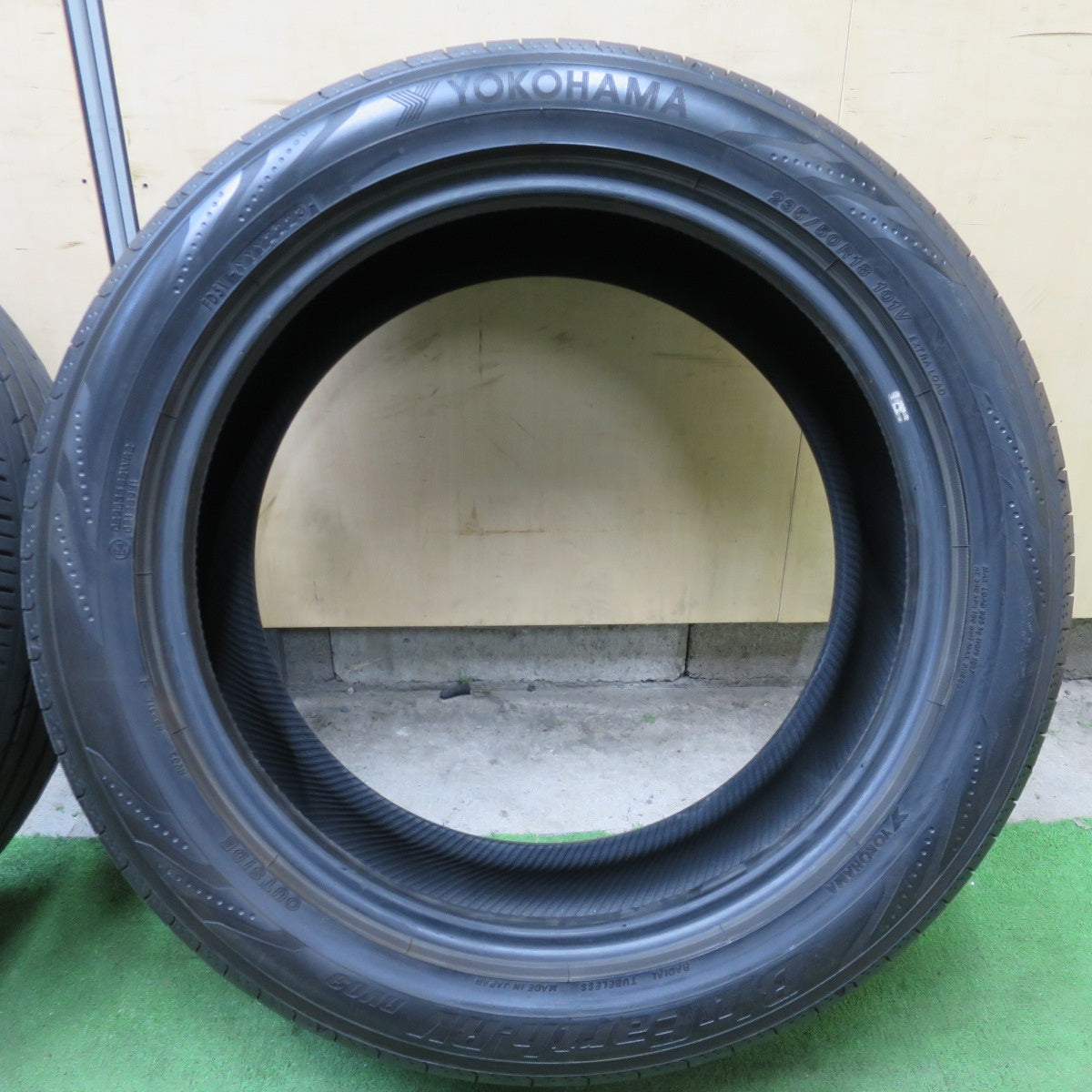 バリ溝！23年！8.5分！2本★235/50R18 ヨコハマ BluEarth-RV RV03 タイヤ 18インチ ブルーアース アルファード ヴェルファイア 等★6032103NGノタ