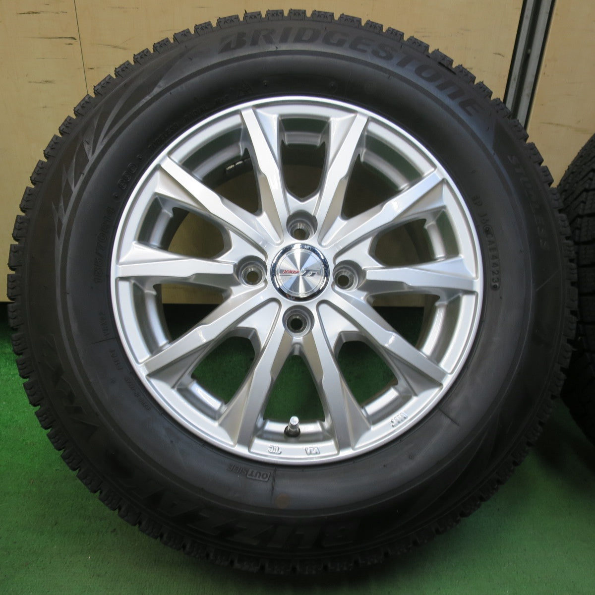 超バリ溝！23年！キレイ！ほぼ10分★スタッドレス 185/70R14 ブリヂストン ブリザック VRX2 JOKER ジョーカー 14インチ PCD100/4H★5100711イス