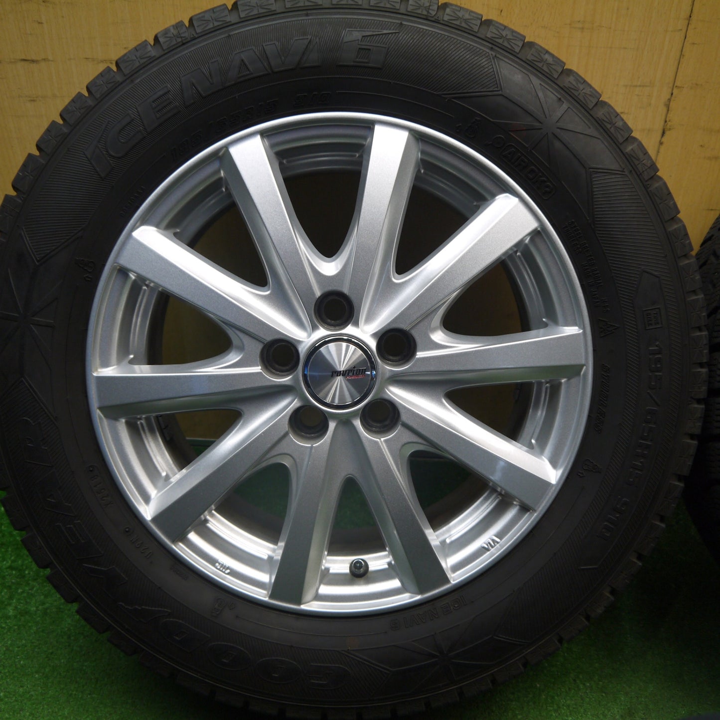 バリ溝！キレイ！8.5分★プリウス 等 195/65R15 スタッドレス グッドイヤー アイスナビ6 ravrion RS01 ラブリオン 15インチ PCD100/5H★6040703Hス