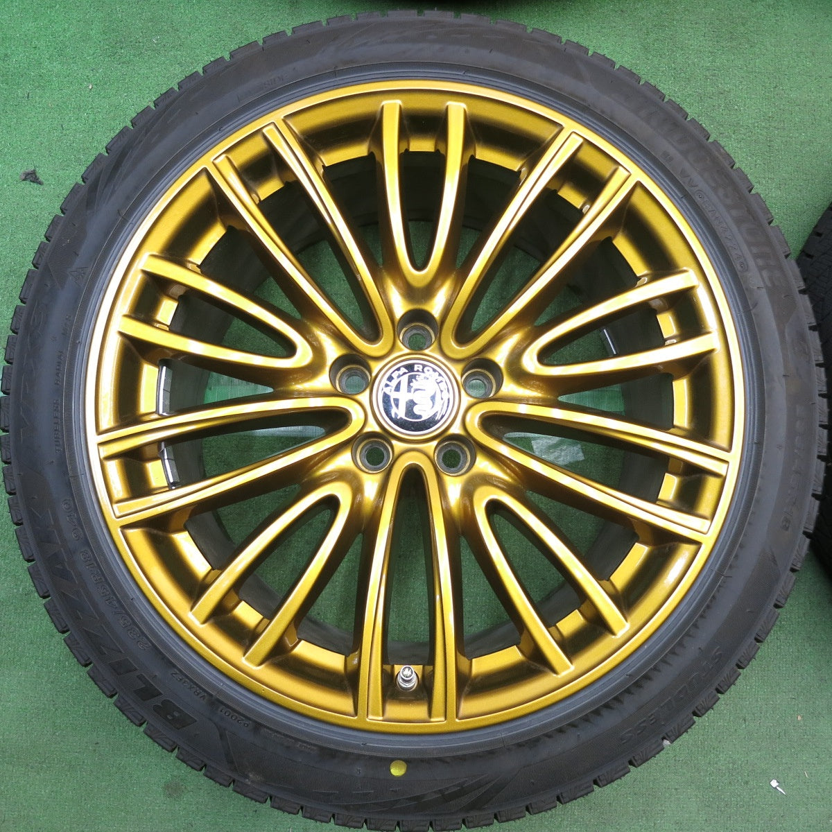 バリ溝！24年！キレイ！9分◎アルファロメオ ジュリア ヴェローチェ 純正 235/45R18 スタッドレス ブリヂストン ブリザック VRX3 ゴールド 18インチ PCD110/5H◎6092603HAス