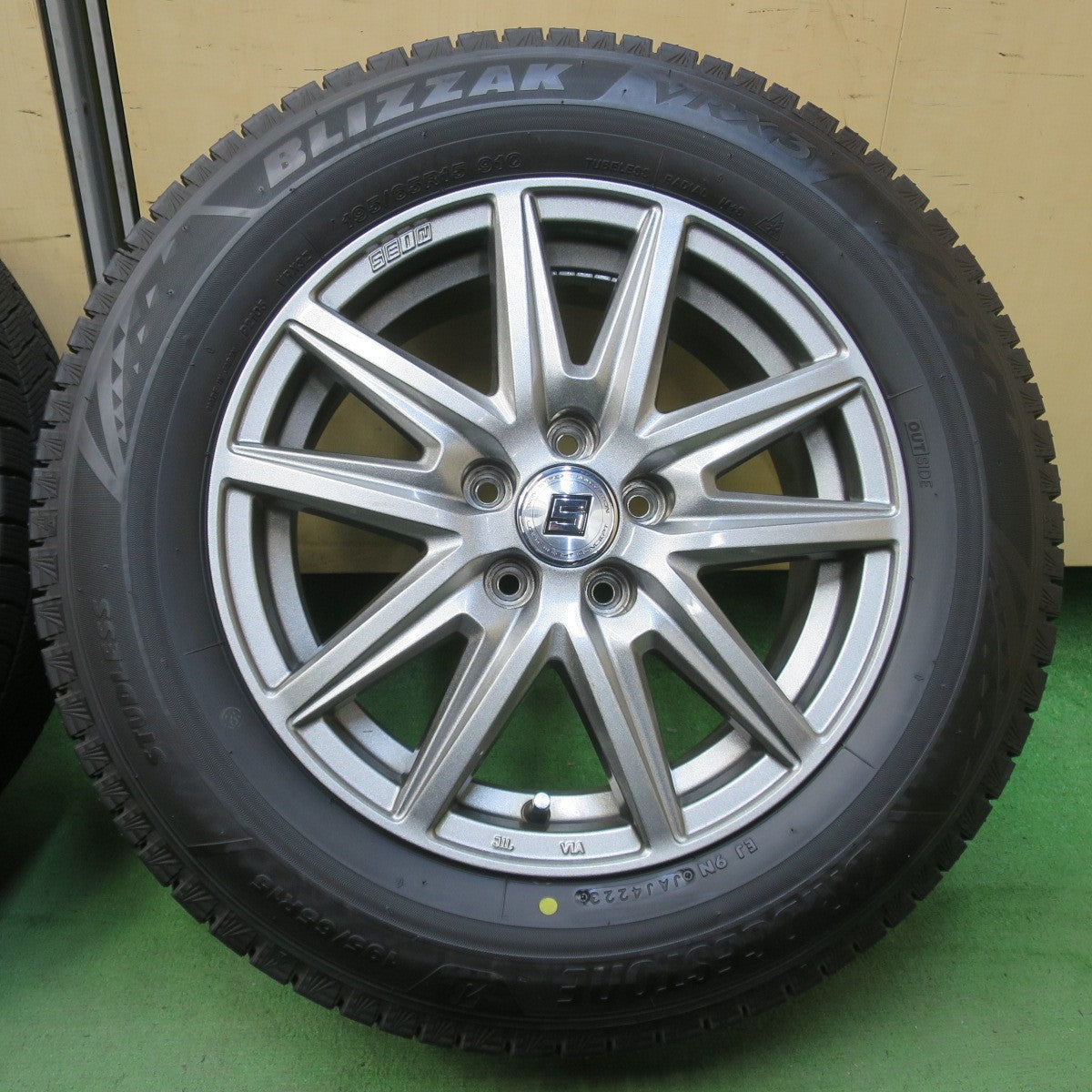バリ溝！23年！キレイ！9.5分以上★プリウス 等 195/65R15 スタッドレス ブリヂストン ブリザック VRX3 SEIN SS ザイン 15インチ PCD100/5H★6033107イス