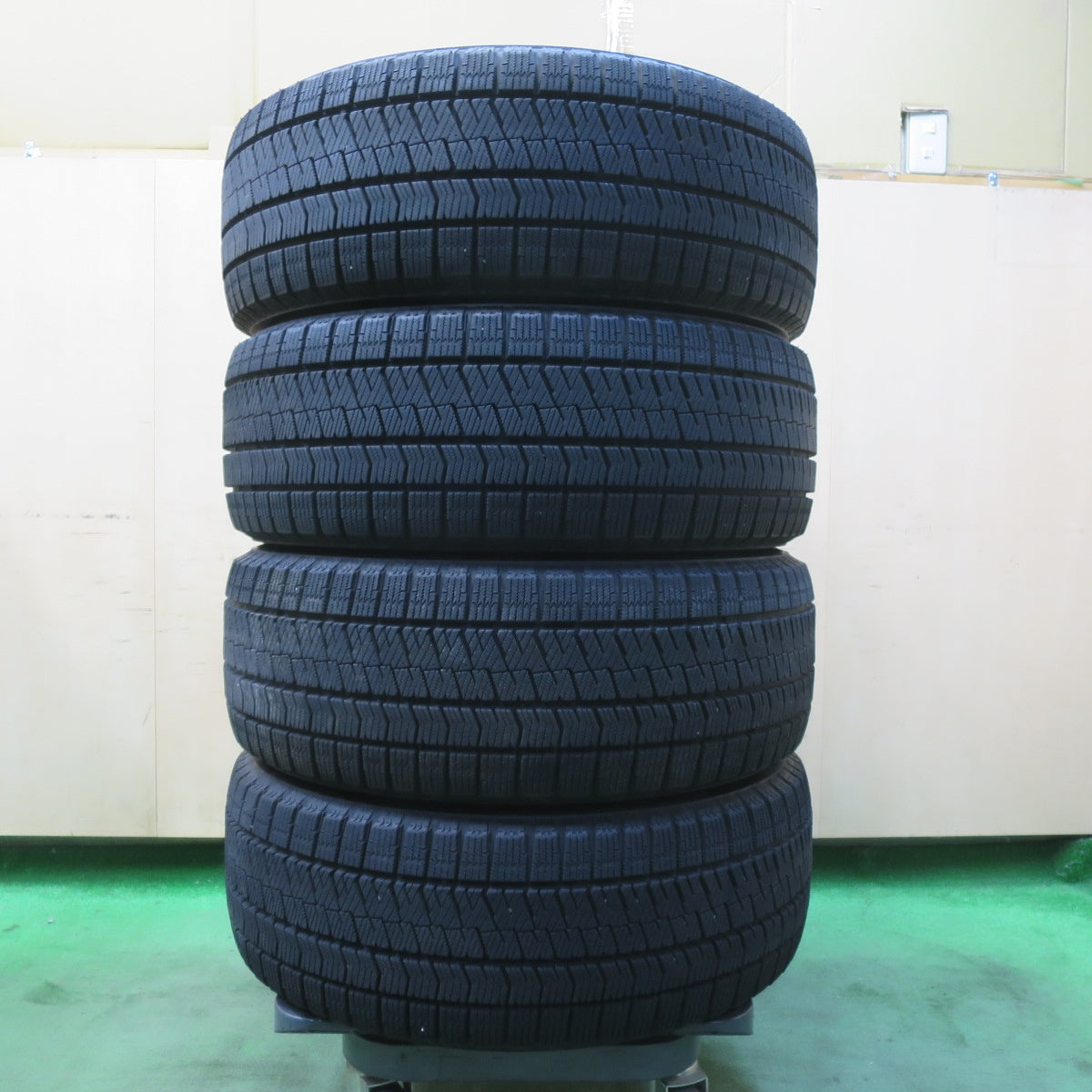 バリ溝！23年！キレイ！9.5分★スタッドレス 215/50R17 ブリヂストン ブリザック VRX2 RiZLEY ライツレー 17インチ PCD114.3/5H★5102706イス