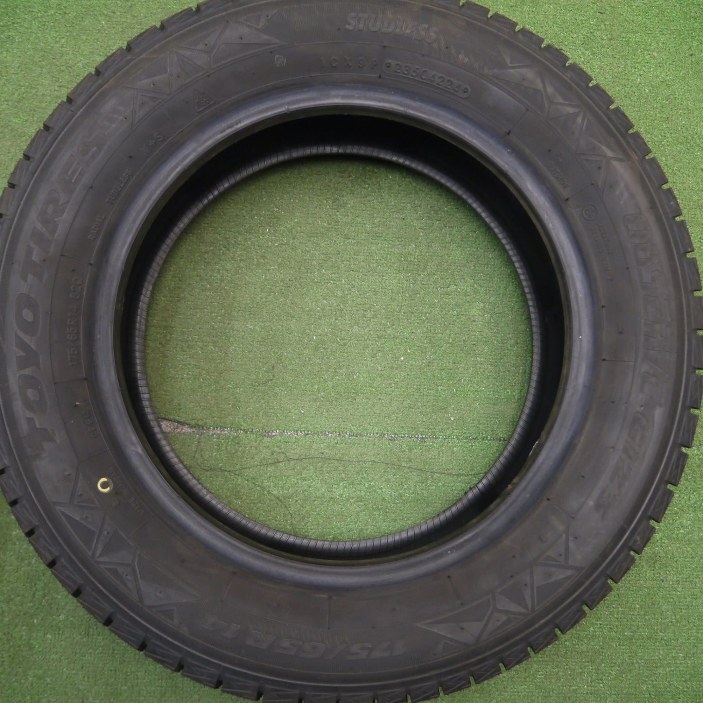 [送料無料] ほぼ未使用！24年★スタッドレス 175/65R14 トーヨー オブザーブ GIZ3 タイヤ 14インチ ヴィッツ フィット ノート 等★5021801Hスタ