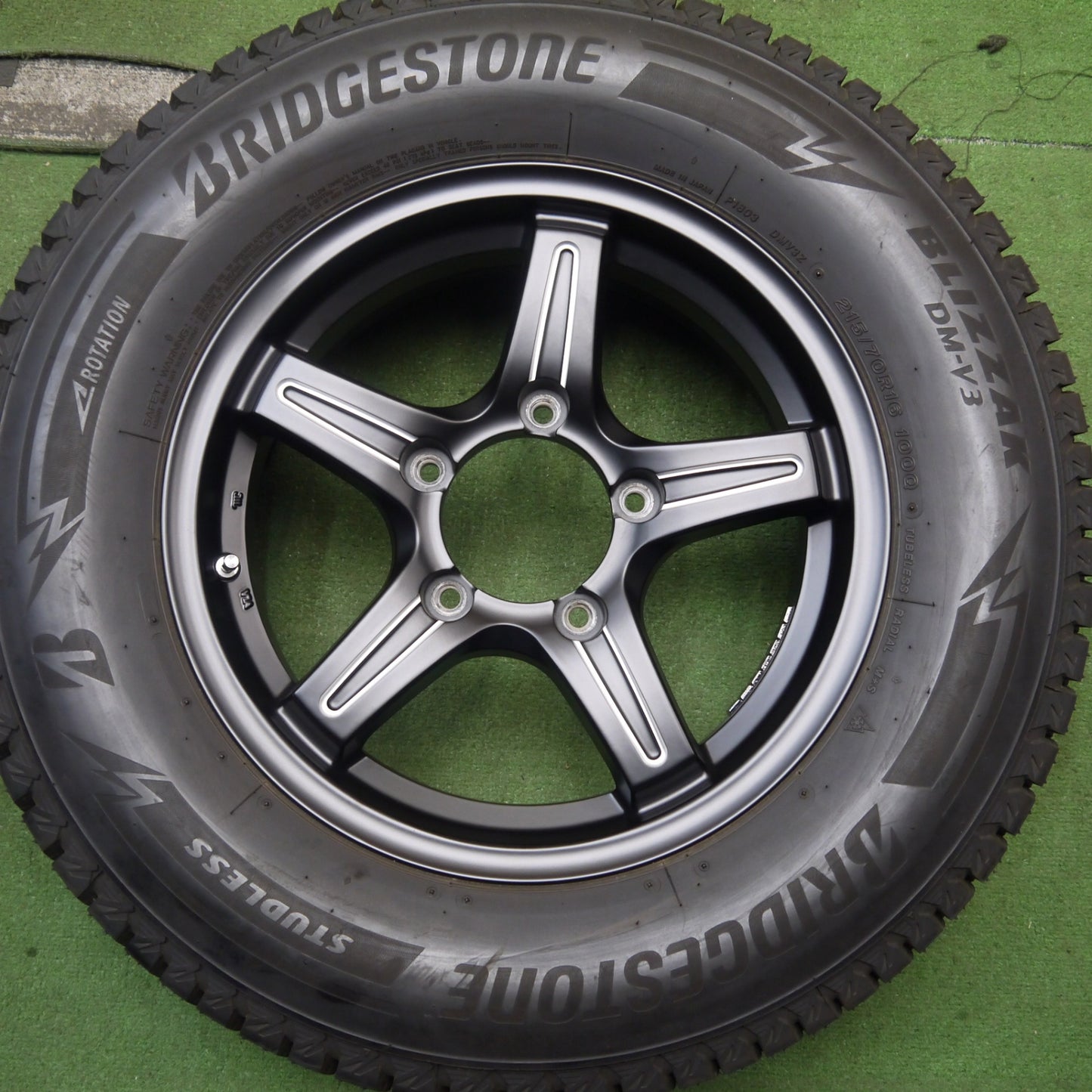 バリ溝！23年！キレイ！9.5分★ジムニー 等 215/70R16 スタッドレス ブリヂストン ブリザック DM-V3 社外 アルミ 16インチ PCD139.7/5H★5070706Hス