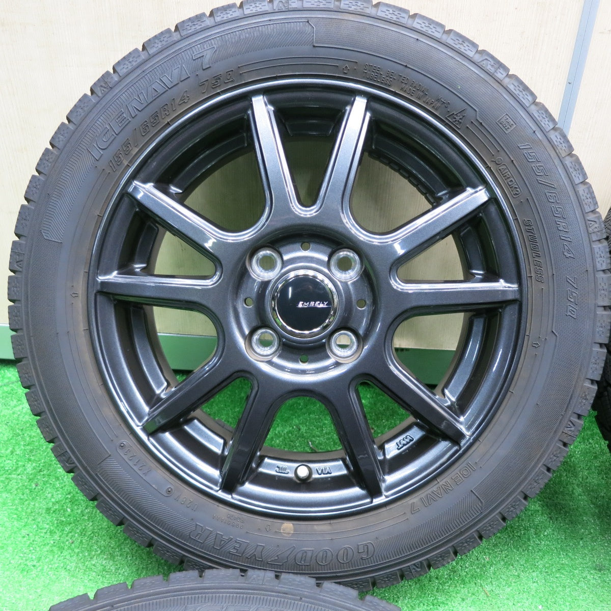 [送料無料] バリ溝！23年！キレイ！9.5分以上★スタッドレス 155/65R14 グッドイヤー アイスナビ7 EMBELY 14インチ PCD100/4H★4120805TNス