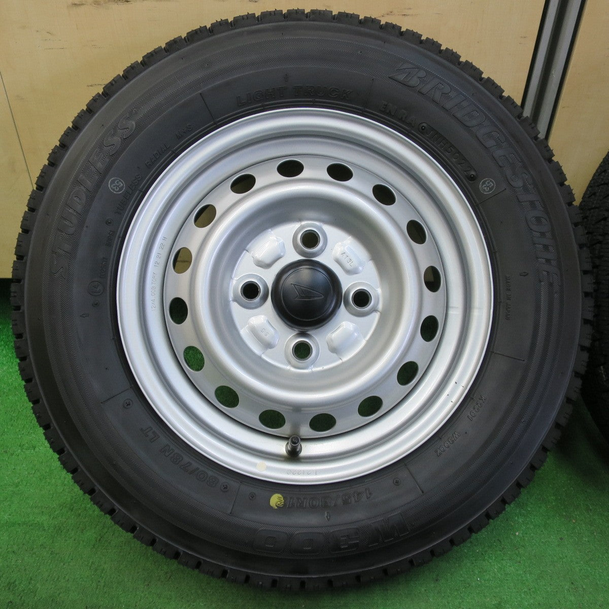 [送料無料] ほぼ未使用！22年★ダイハツ ハイゼット 純正 スチール 145/80R12 80/78N スタッドレス ブリヂストン W300 12インチ PCD100/4H★4100710イス