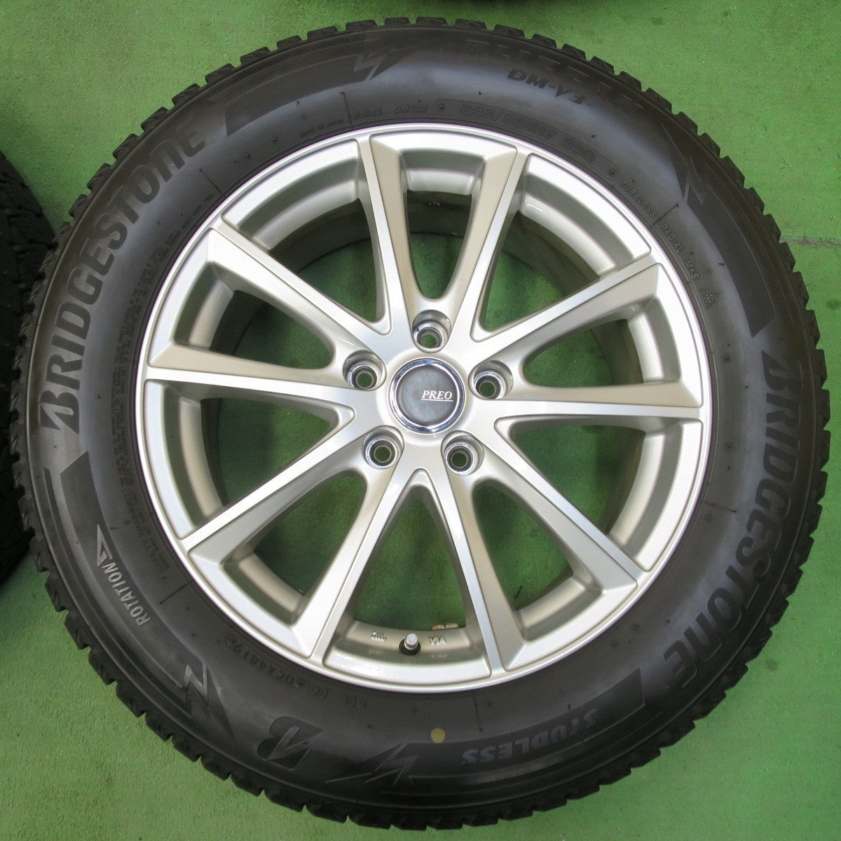 バリ溝！キレイ！9.5分★スタッドレス 225/60R17 ブリヂストン ブリザック DM-V3 PREO プレオ 17インチ PCD114.3/5H★5022713イス