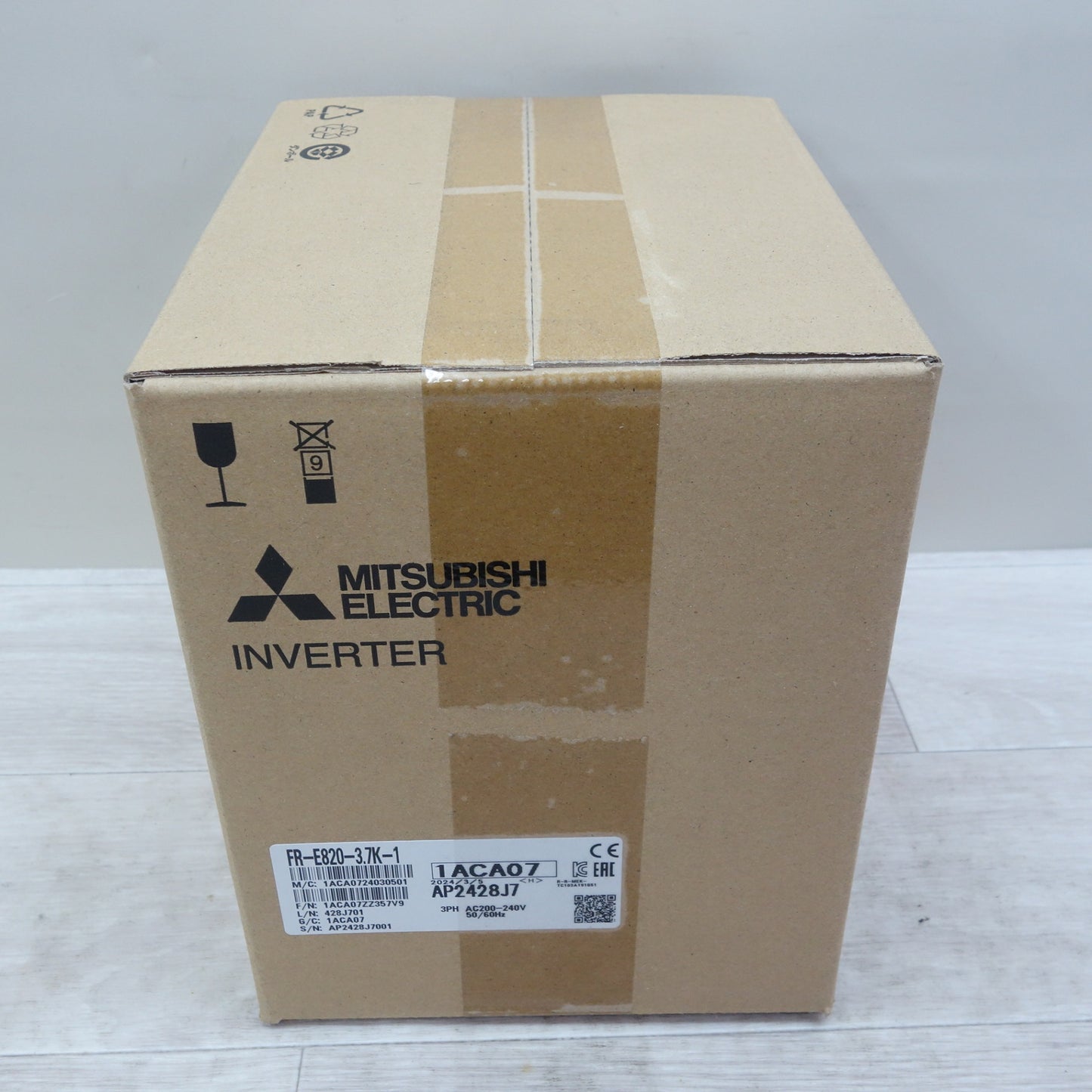 [送料無料] 未使用☆三菱電機 インバータ FR-E820-3.7K-1 2024年製 E800シリーズ 三相 200V 3.7kW☆
