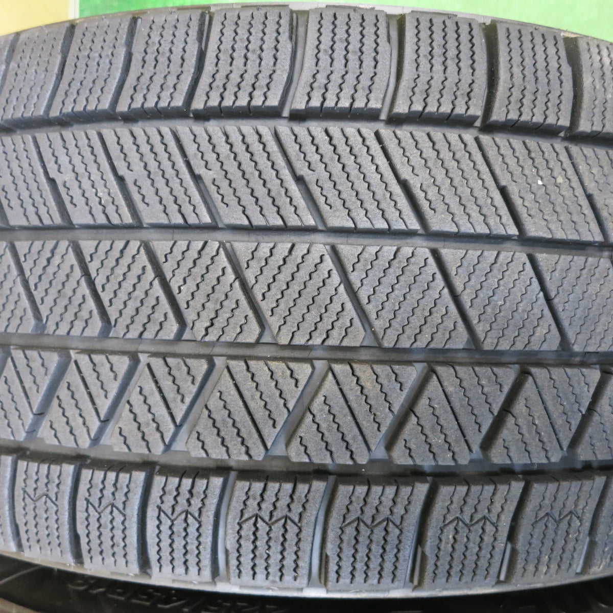 バリ溝！22年！キレイ！9.5分★BMW 等 AGA Welt 225/45R18 スタッドレス ブリヂストン ブリザック VRX3 18インチ PCD120/5H★6020511HAス
