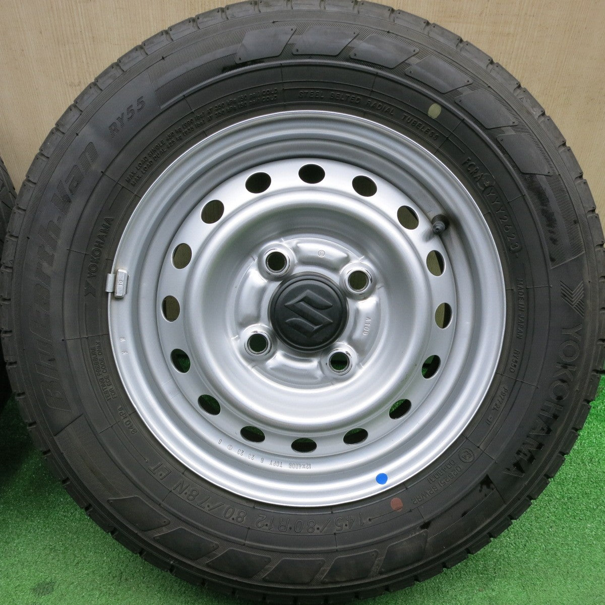 [送料無料] バリ溝！23年！キレイ！8.5分★スズキ キャリイ エブリイ 等 純正 スチール 145/80R12 80/78N ヨコハマ BluEarth-Van RY55 12インチ PCD100/4H★5011208HAノ