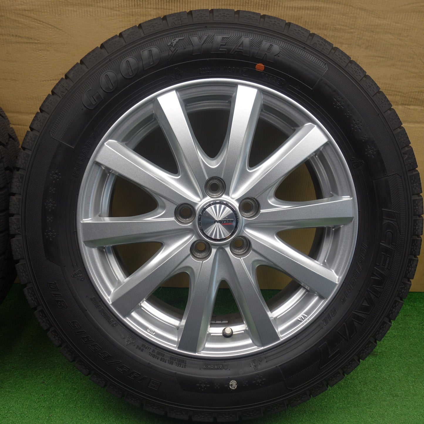 バリ溝！22年！キレイ！9.5分★プリウス 等 195/65R15 スタッドレス グッドイヤー アイスナビ7 ravrion RS01 ラブリオン 15インチ PCD100/5H★6051803KTス