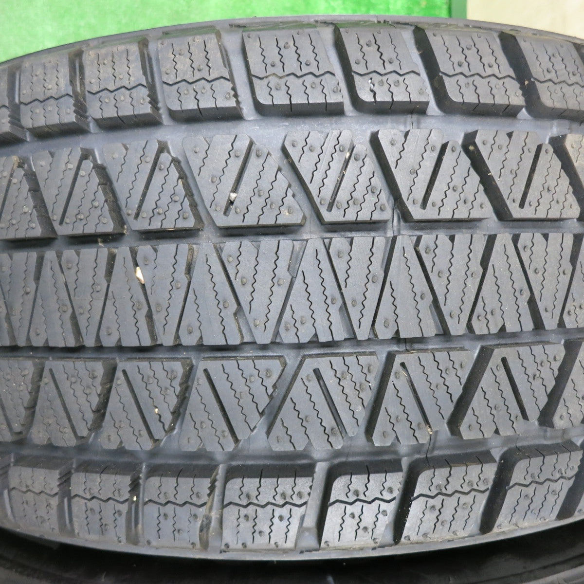 [送料無料] バリ溝！21年！ほぼ10分★スタッドレス 265/60R18 ブリヂストン ブリザック DM-V3 BIGWAY B-MUD K 18インチ PCD139.7/6H★4112305TNス