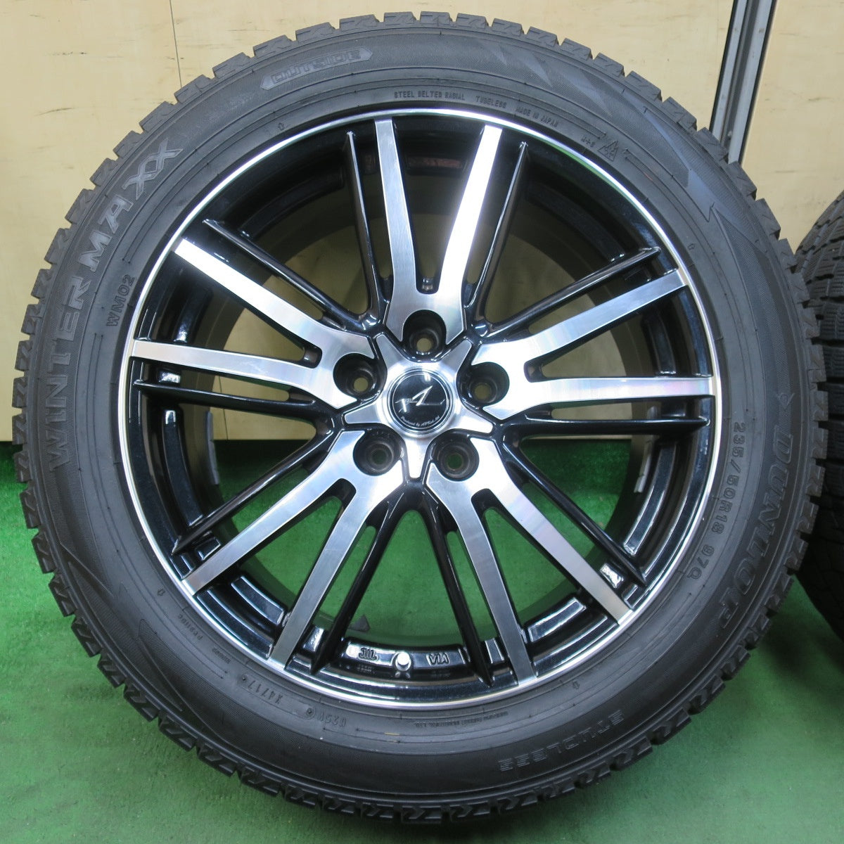 [送料無料] バリ溝！キレイ！8.5分★スタッドレス 235/50R18 ダンロップ ウインターマックス WM02 AXEL アクセル 18インチ PCD114.3/5H★5012515イス