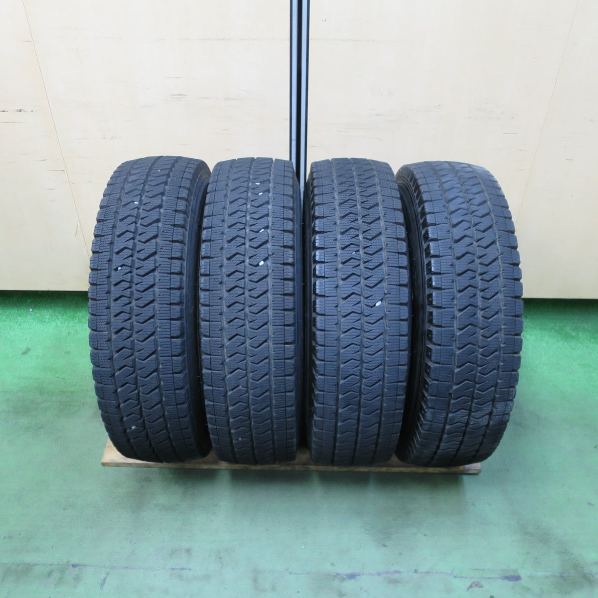 バリ溝！23年！9.5分★スタッドレス ESSEX エセックス EX-15 195/80R15 107/105N ブリヂストン ブリザック VL10 PCD139.7/6H★5111403TTス