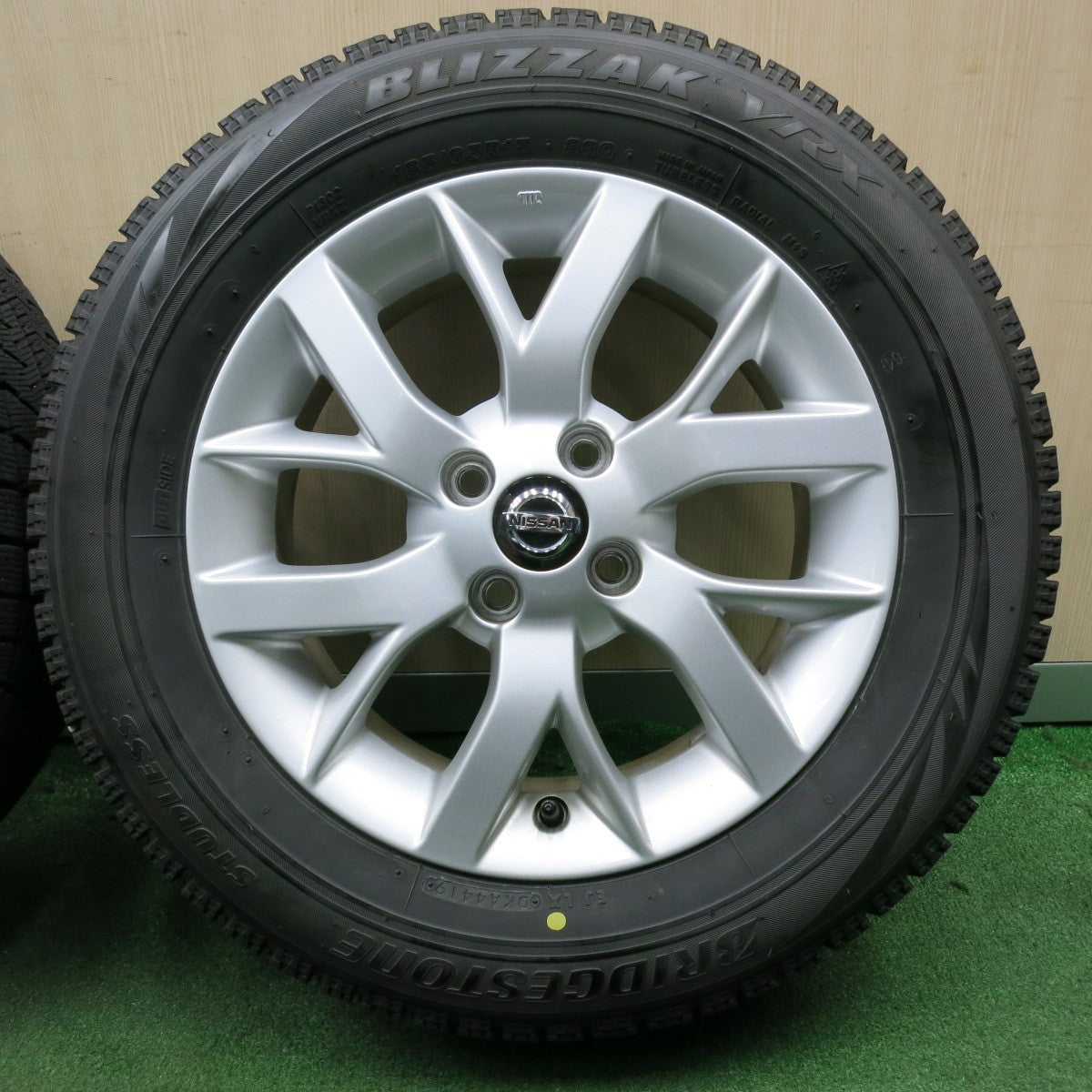 *送料無料* バリ溝！キレイ！8.5分★日産 E12 ノート e-POWER 純正 185/65R15 スタッドレス ブリヂストン ブリザック VRX 15インチ PCD100/4H★4051003NJス