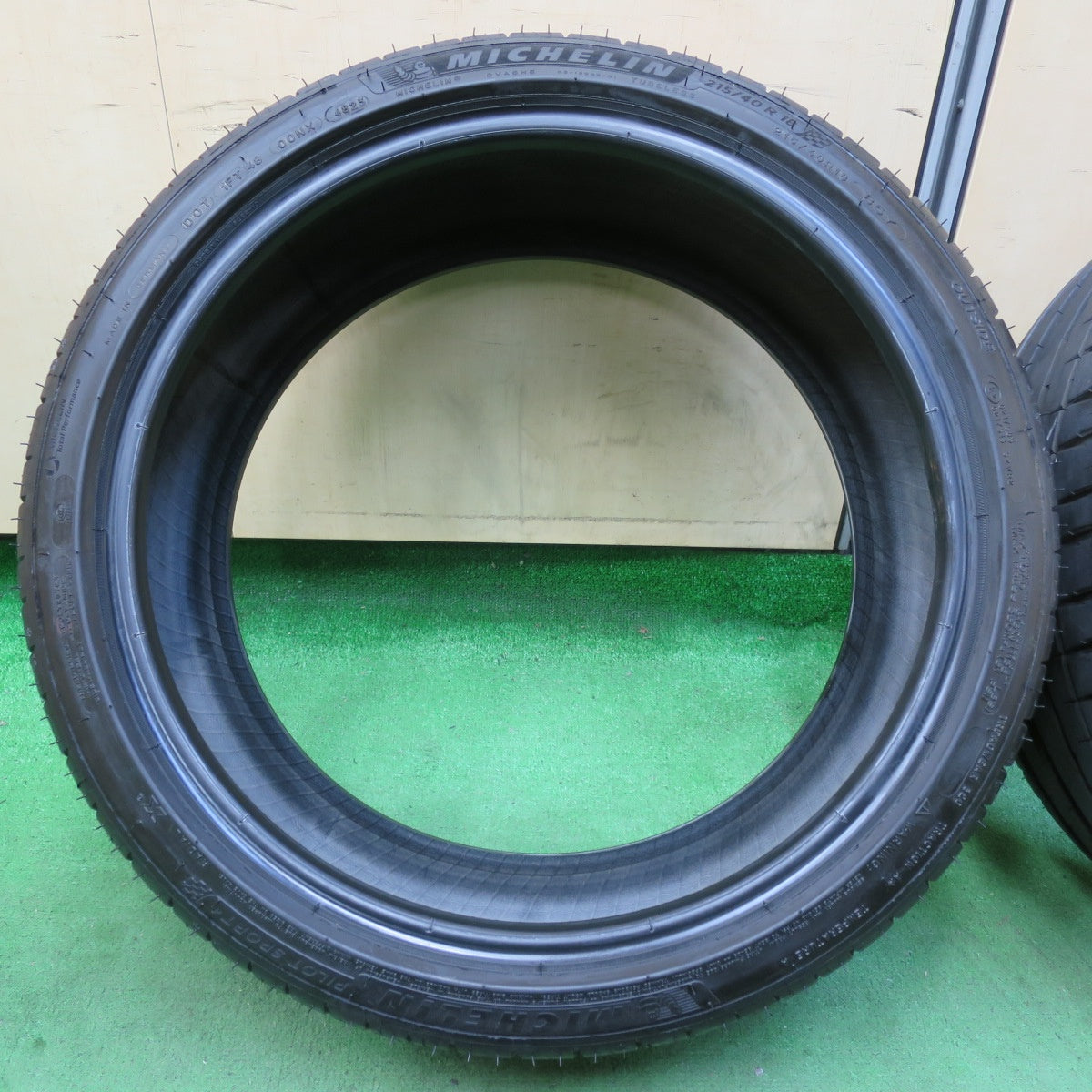 [送料無料] バリ溝！23年！9.5分★215/40R18 ミシュラン パイロットスポーツ4 タイヤ 18インチ 86 BRZ インプレッサ 等★4110604イノタ