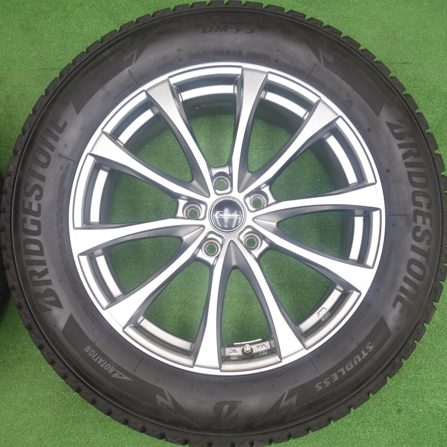 バリ溝！24年！キレイ！9.5分★スタッドレス 235/60R18 ブリヂストン ブリザック DM-V3 Exceeder エクシーダー 18インチ PCD114.3/5H★6030402KTス