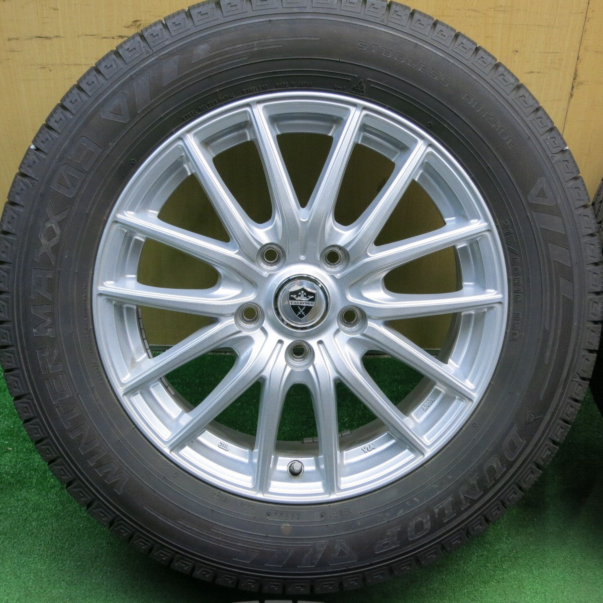 バリ溝！22年！キレイ！9.5分★スタッドレス 215/60R16 ダンロップ ウインターマックス 03 ESTROSA エステローザ 16インチ PCD114.3/5H★5051301TNス