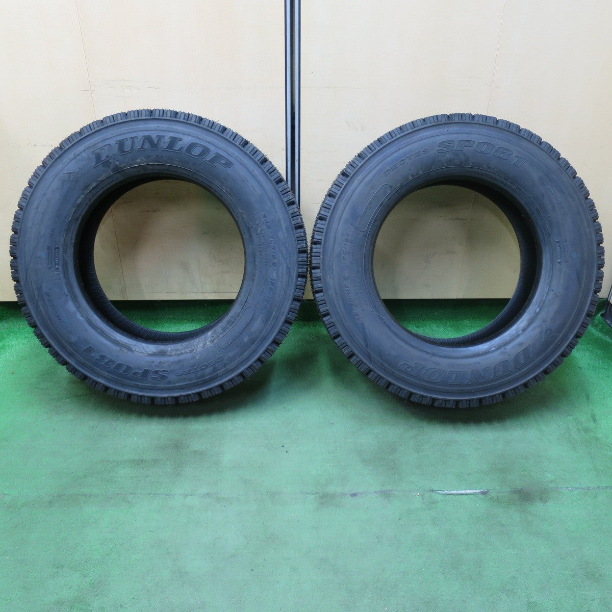 [送料無料] 未使用！24年！2本★トラック タイヤ 245/70R19.5 136/134J スタッドレス ダンロップ デクテス SP081 DECTES 19.5インチ★5012702イスタ