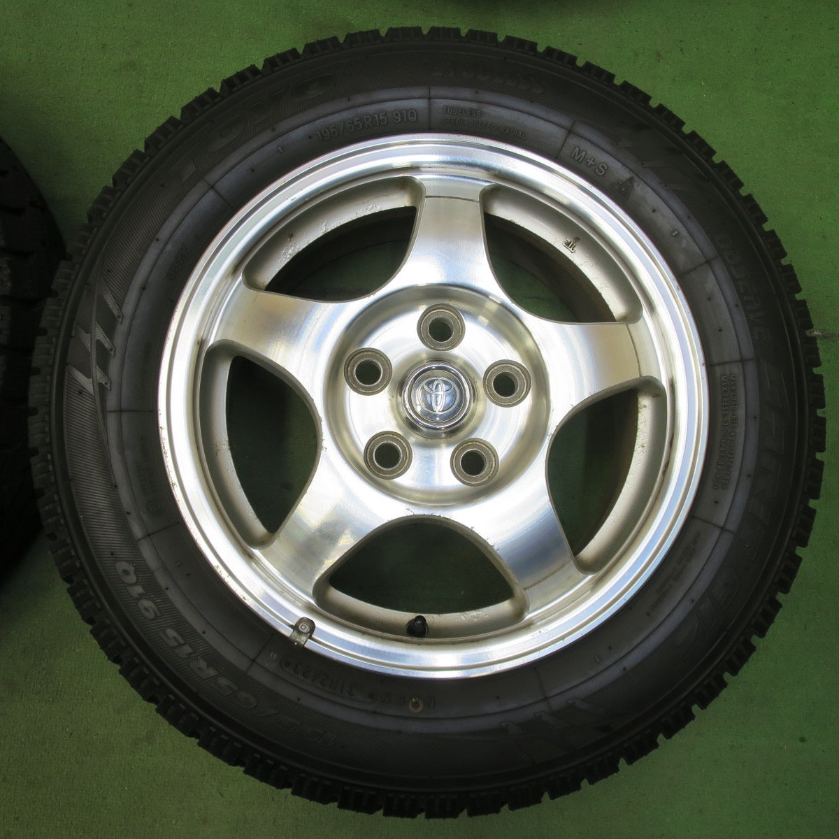 バリ溝！23年！9.5分以上★トヨタ ヴォクシー ノア 純正 195/65R15 スタッドレス トーヨー オブザーブ ガリット GIZ 15インチ PCD114.3/5H★5093013イス