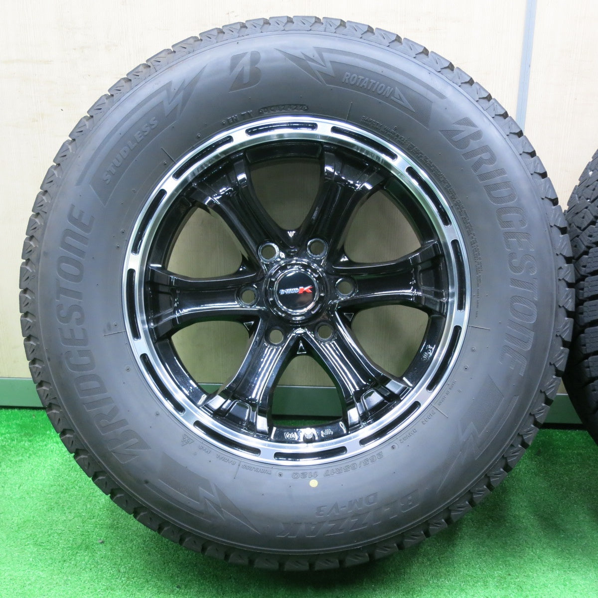 [送料無料] 付属品付！バリ溝！22年！綺麗！9.5分★スタッドレス 265/65R17 ブリヂストン ブリザック DM-V3 B-MUD K BIGWAY PCD139.7/6H★4100801NJス