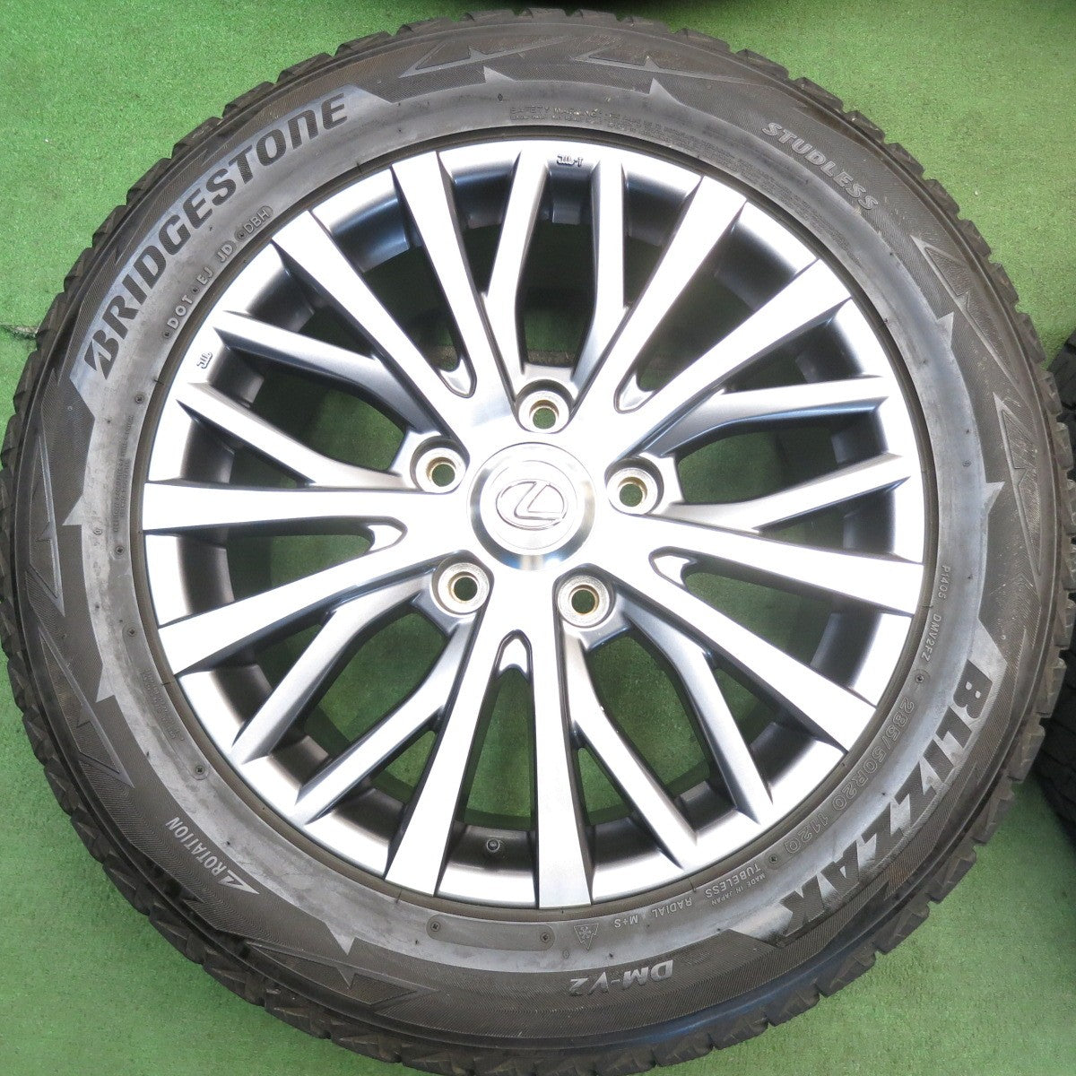 バリ溝！キレイ！8.5分◎レクサス LX 570 純正 285/50R20 スタッドレス ブリヂストン ブリザック DM-V2 20インチ PCD150/5H◎6062501HAス