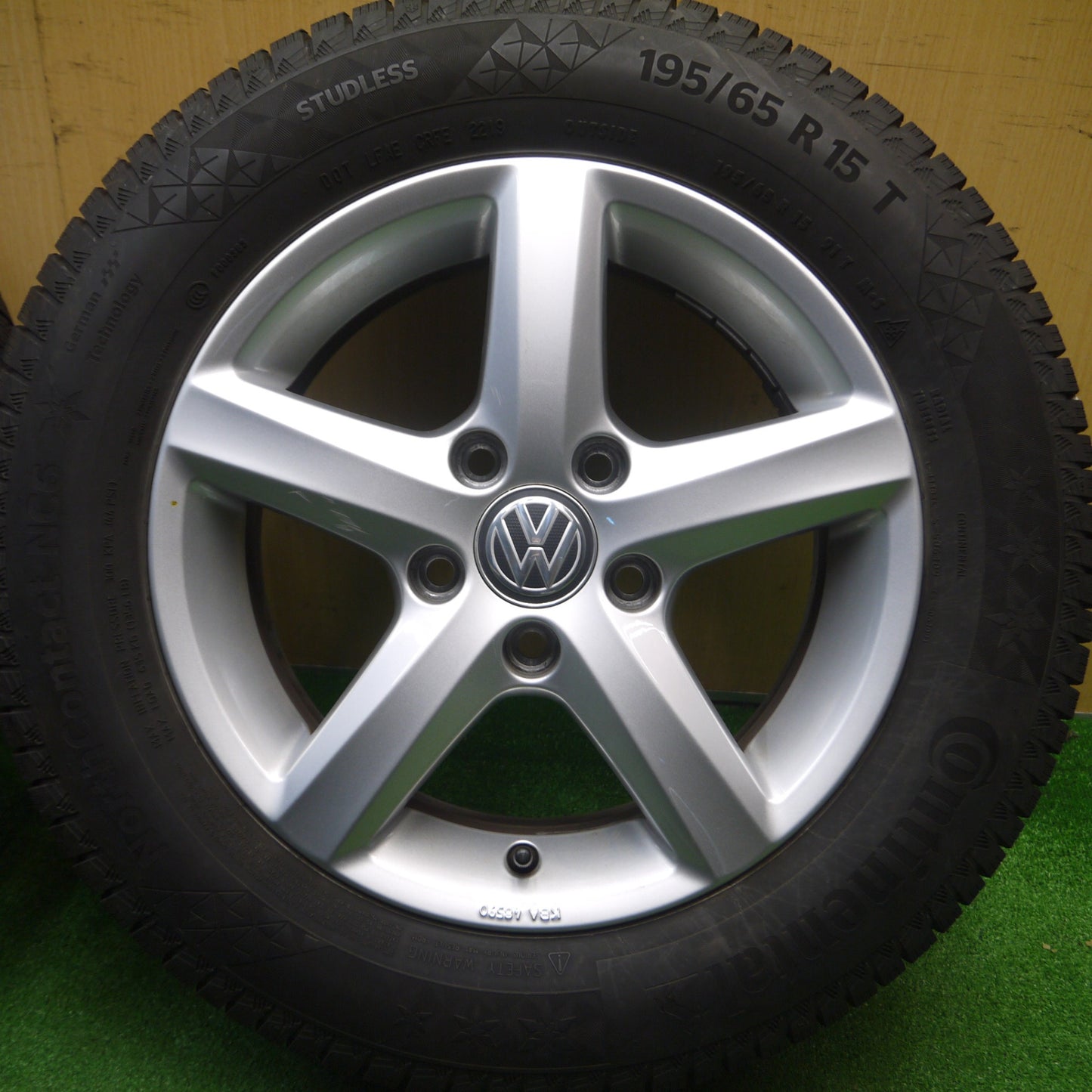 [送料無料] バリ溝！キレイ！8.5分★ワーゲン ゴルフ 純正 195/65R15 スタッドレス コンチネンタル ノースコンタクト NC6 15インチ PCD112/5H★4120305Hス