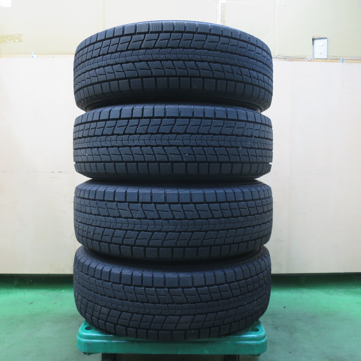 バリ溝！24年！ほぼ10分★スタッドレス 225/65R17 ダンロップ ウインターマックス SJ8 SJ8+ JOKER ジョーカー 17インチ PCD114.3/5H★5122603イス