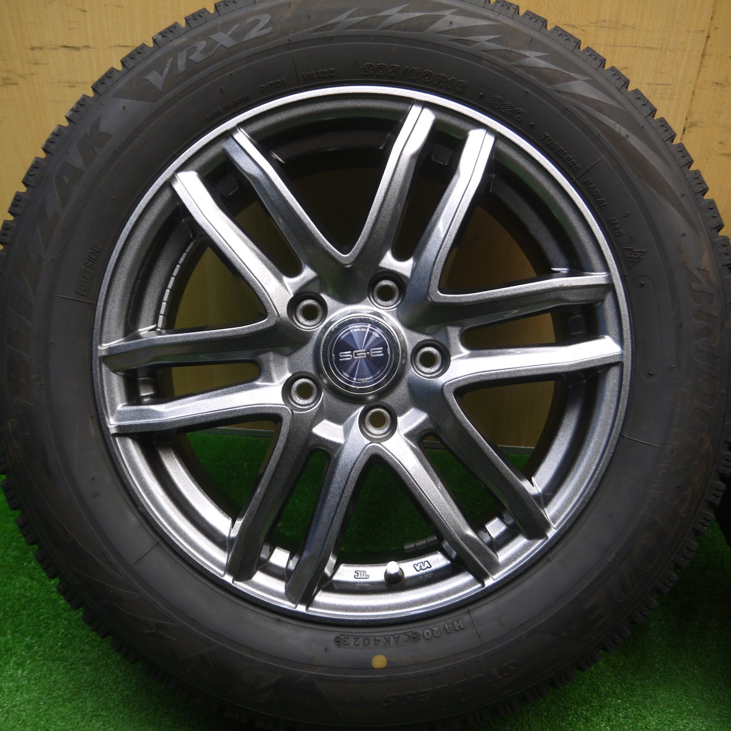 [送料無料] バリ溝！23年！キレイ！ほぼ10分★スタッドレス 205/60R16 ブリヂストン ブリザック VRX2 SG-E 16インチ PCD114.3/5H★4112012Hス