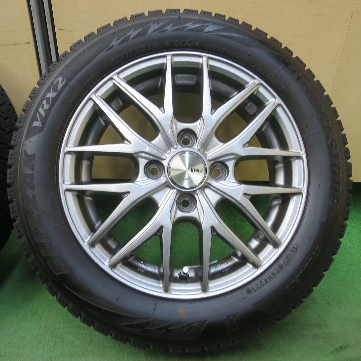バリ溝！キレイ！8.5分★スタッドレス 155/65R14 ブリヂストン ブリザック VRX2 VENES TREAD トレッド ヴェネス 14インチ PCD100/4H★6011307イス