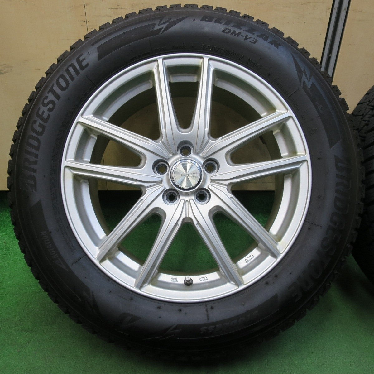 バリ溝！20年！キレイ！9分★XV等 225/60R17 スタッドレス ブリヂストン ブリザック DM-V3 ECO FORME エコフォルム 17インチ PCD100/5H★4112605イス
