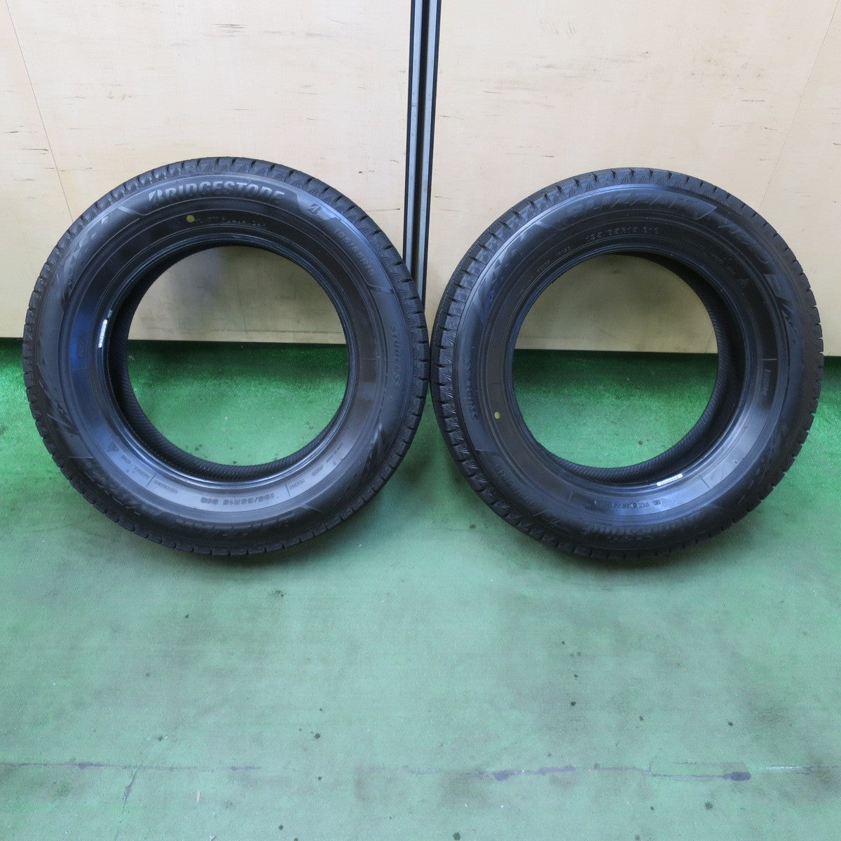 バリ溝！24年！9.5分！2本★スタッドレス 195/65R15 ブリヂストン ブリザック VRX3 タイヤ 15インチ プリウス ステップワゴン ノア ヴォクシー 等★5112001イスタ