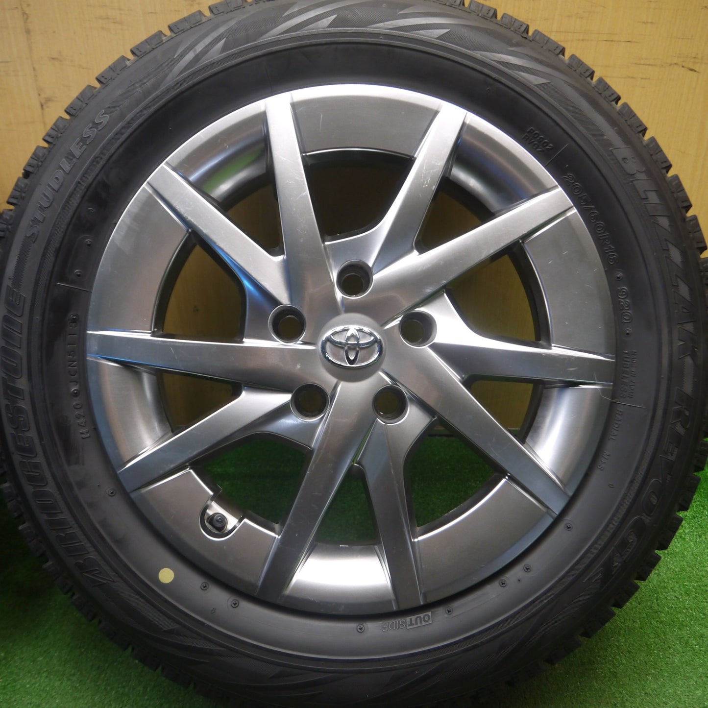 [送料無料] 4本価格★トヨタ プリウスα 純正 205/60R16 スタッドレス ブリヂストン ブリザック REVO GZ 16インチ PCD114.3/5H★5012407Hス