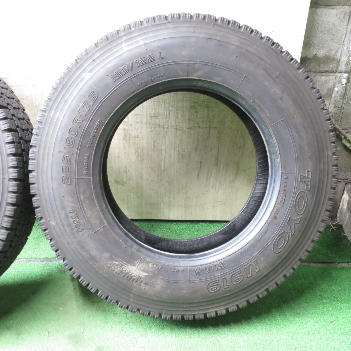 *送料無料* バリ溝！9.5分★トラック タイヤ 225/80R17.5 123/122L スタッドレス トーヨー M919 17.5インチ★4052802クスタ