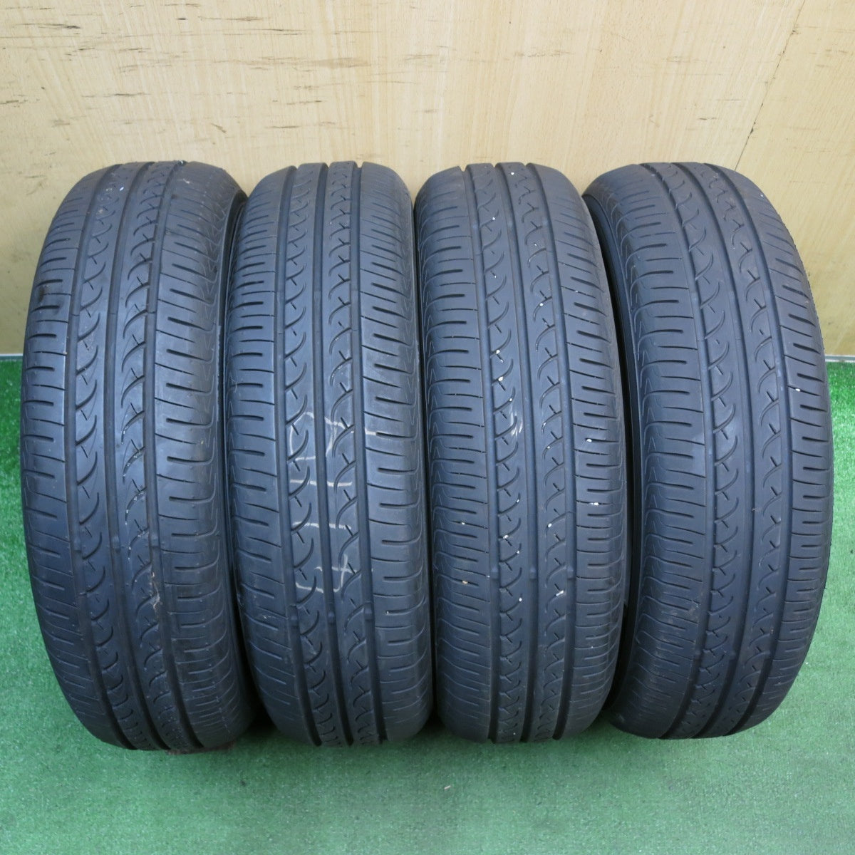バリ溝！25年！ほぼ10分◎175/70R14 ヨコハマ ブルーアース AE01F タイヤ 14インチ ヤリス アクア ヴィッツ シエンタ 等◎6092110KKノタ