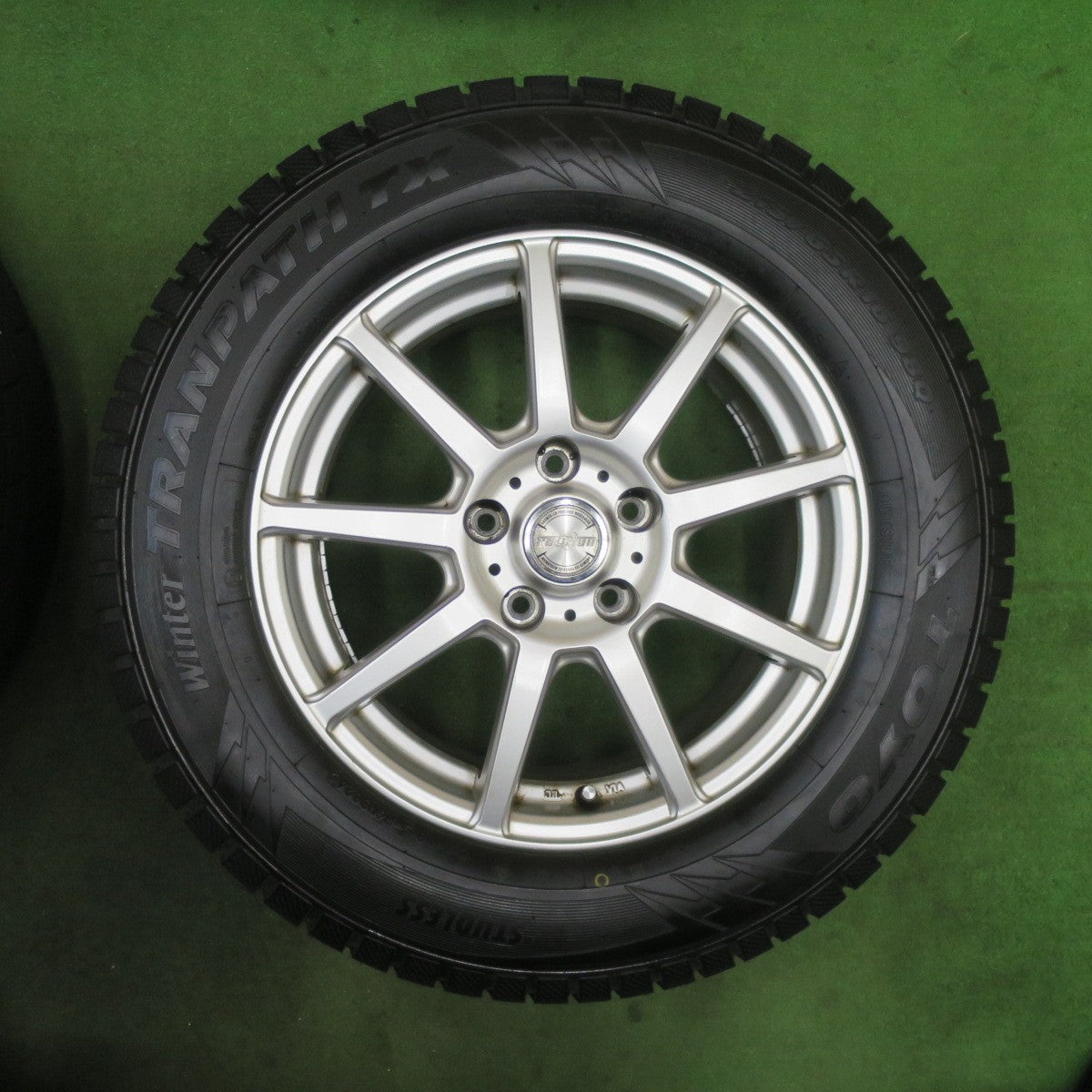 ほぼ未使用！24年！キレイ★スタッドレス 215/65R16 トーヨー ウインター トランパス TX ravrion ラブリオン 16インチ PCD114.3/5H★6022404TTス