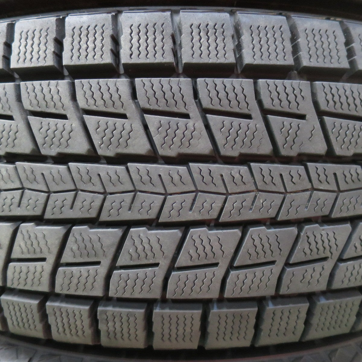 [送料無料] バリ溝！22年！9.5分★スタッドレス 225/65R17 ダンロップ ウインターマックス SJ8 SJ8+ タイヤ 17インチ NX ハリアー RAV4 エクストレイル等★5010817イスタ