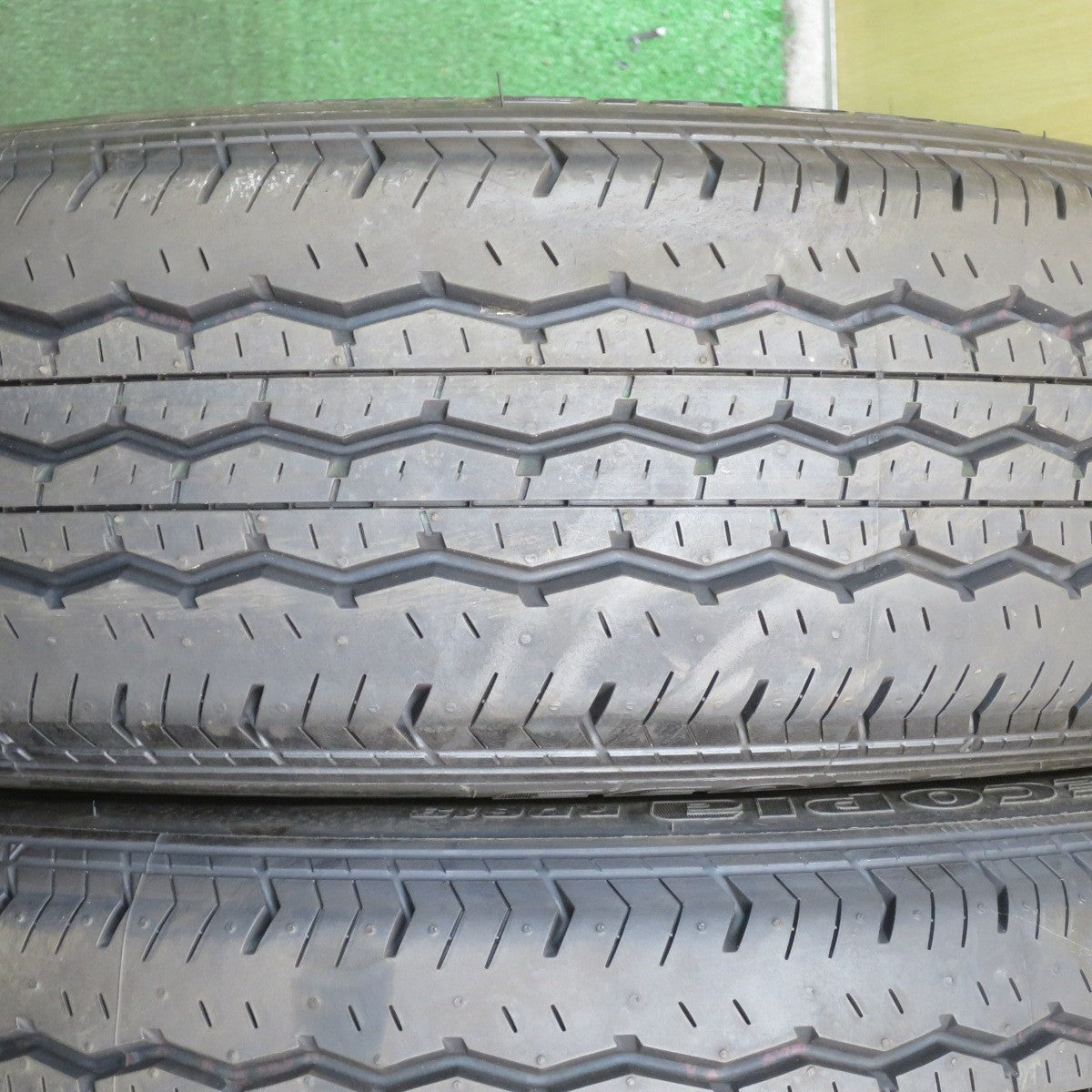 *送料無料* 新車外し！21年★195/80R15 107/105N ブリヂストン エコピア RD613 タイヤ 15インチ ハイエース キャラバン等★4073105KKノタ
