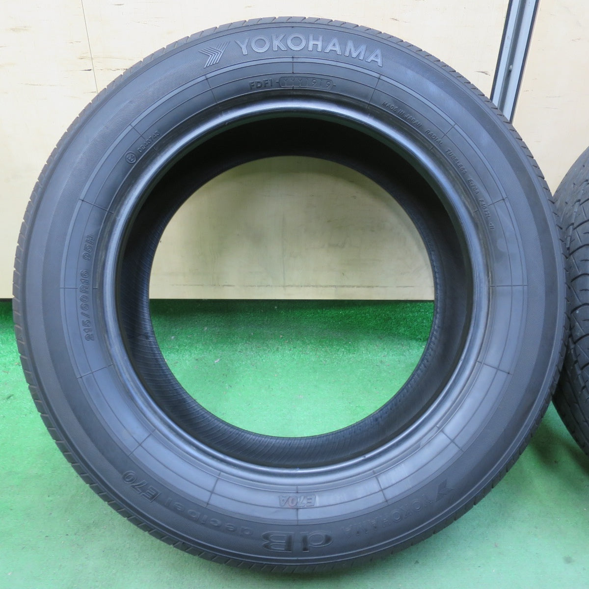 バリ溝！9分★215/60R16 ヨコハマ dB デシベル E70 E70A タイヤ 16インチ アルファード エスティマ オデッセイ ヴェゼル CX-5 等★5061505イノタ