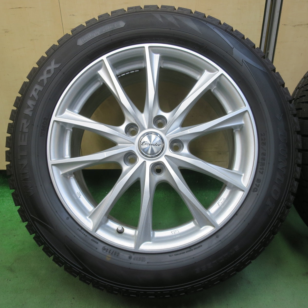 バリ溝！23年！キレイ！ほぼ10分◎スタッドレス 225/55R17 ダンロップ ウインターマックス WM02 Exceeder エクシーダー 17インチ PCD114.3/5H◎6091901イス