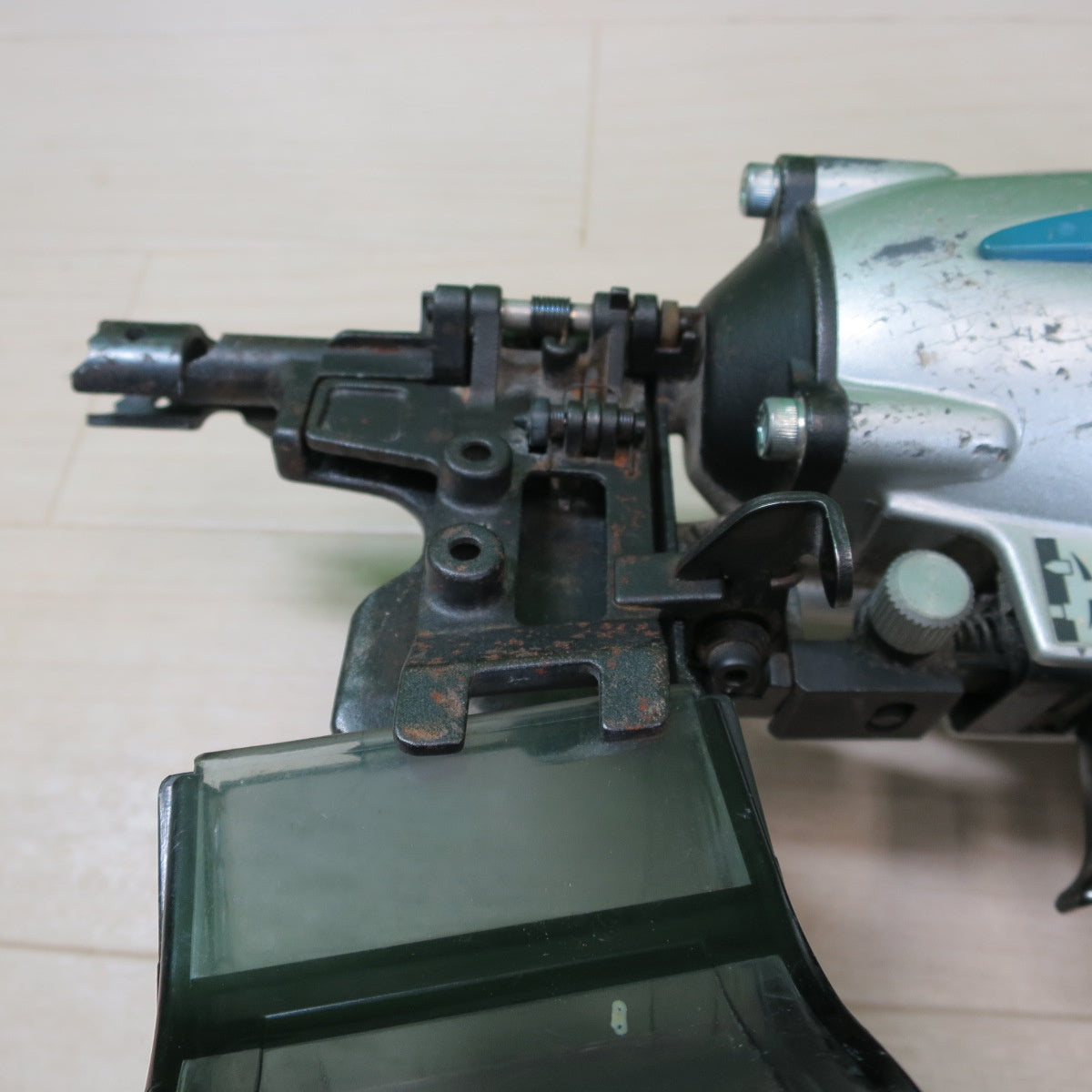 [送料無料] ☆マキタ サイディング 用 エア 釘打 AN552 エアー ツール 工具 シート釘 27～50mm 釘打ち機 釘打機 makita☆