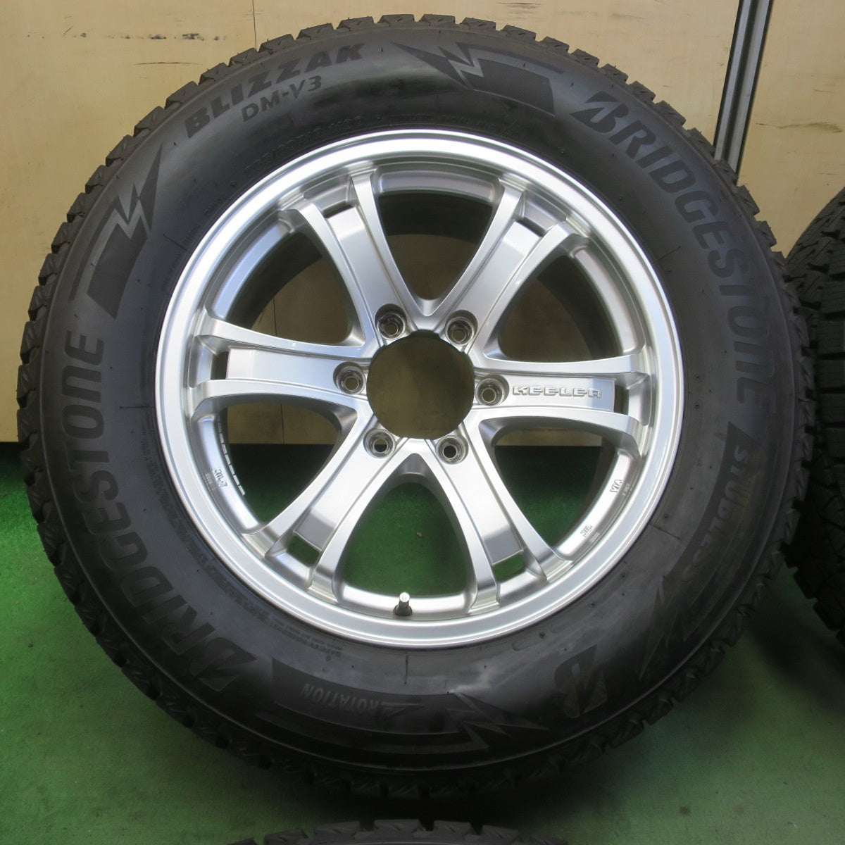ほぼ未使用！24年！キレイ★KEELER FORCE 265/60R18 スタッドレス ブリヂストン ブリザック DM-V3 キーラー フォース 18インチ PCD139.7/6H★6051909イス